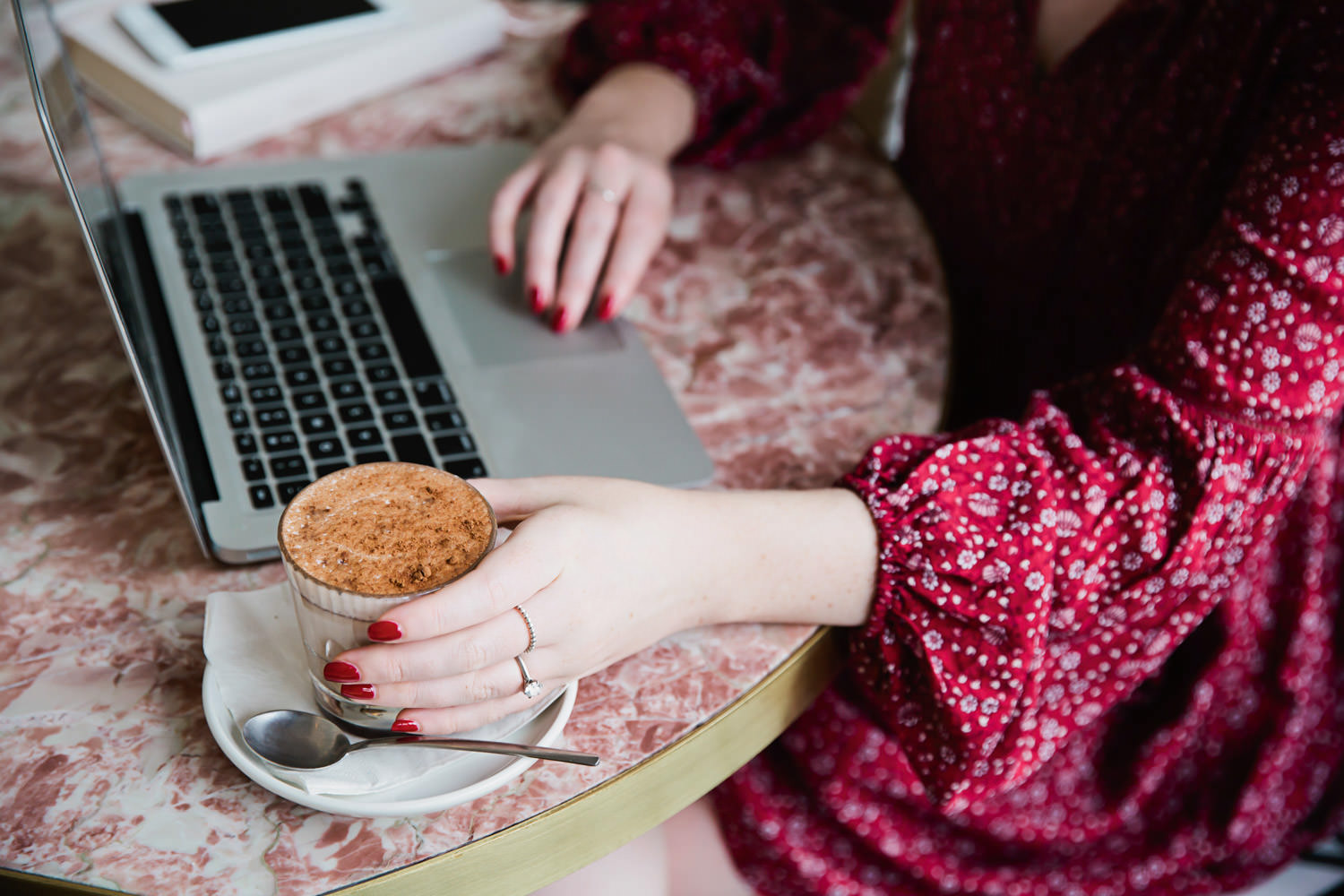 Blogger-having a chai-latte-and-using-apple-laptop-content-thoughtful-small-business photography in Queensland QuinceandMulberry