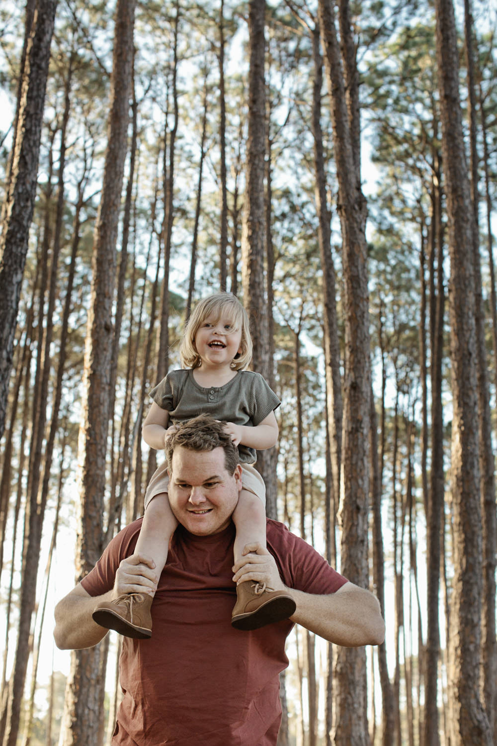 child-on-fathers-shoulders-Natural, playful, fun family photography in Brisbane- QuinceandMulberry