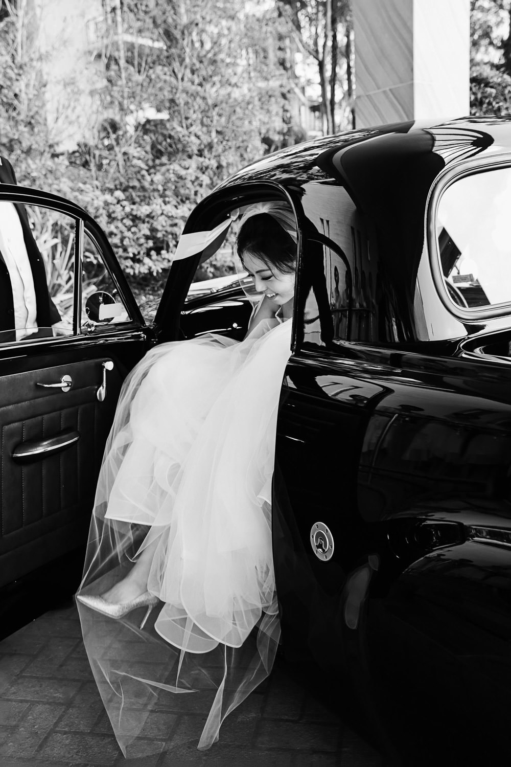 Bride-arriving-to-wedding-ceremony-_Sanctuary-cove-wedding-chapel-photography_quincenmulberrystudios