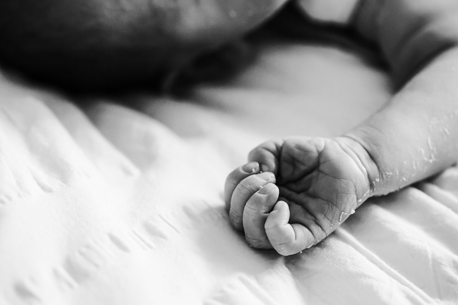 newborn-baby-hand-detail-Natural-family with maternity-newborn-lifestyle-imagery- photography in Brisbane- QuinceandMulberry