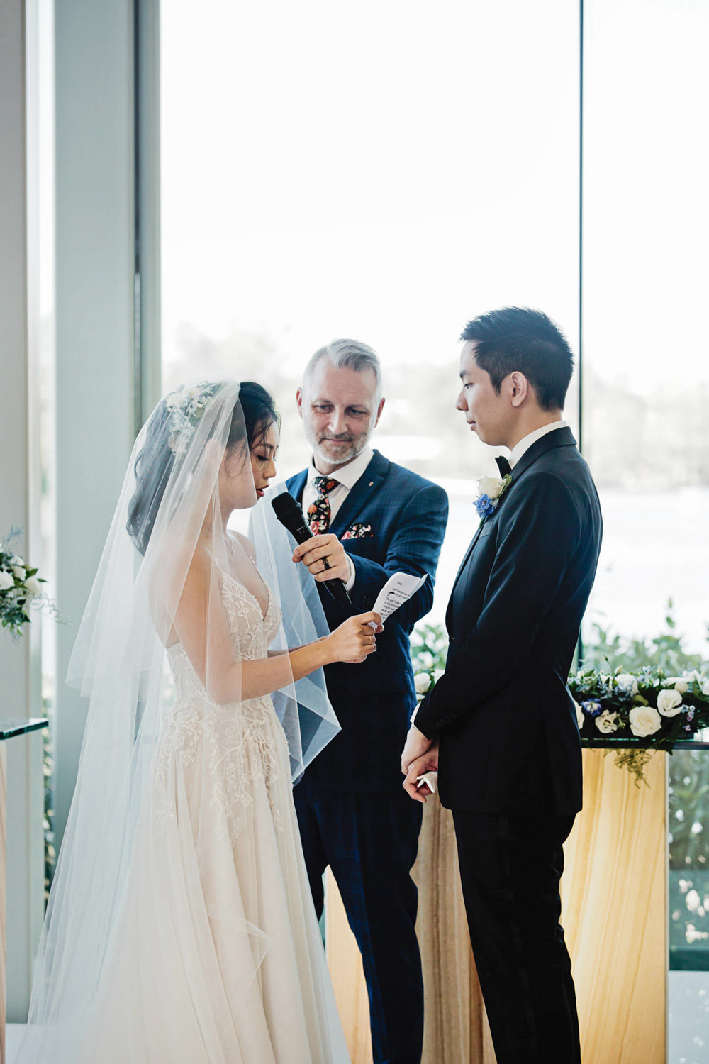 wedding-ceremony-candid-moments_Sanctuary-cove-wedding-photography_quincenmulberrystudios