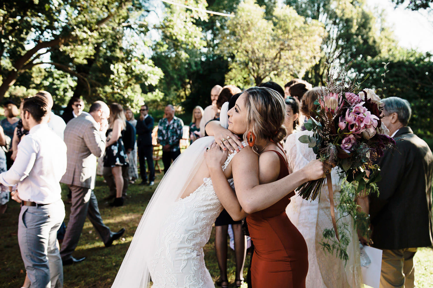 candid-celebrations-moments-hugs_Ewingsdale-Hall_Byron_Bay-Wedding-QuincenmulberryStudios