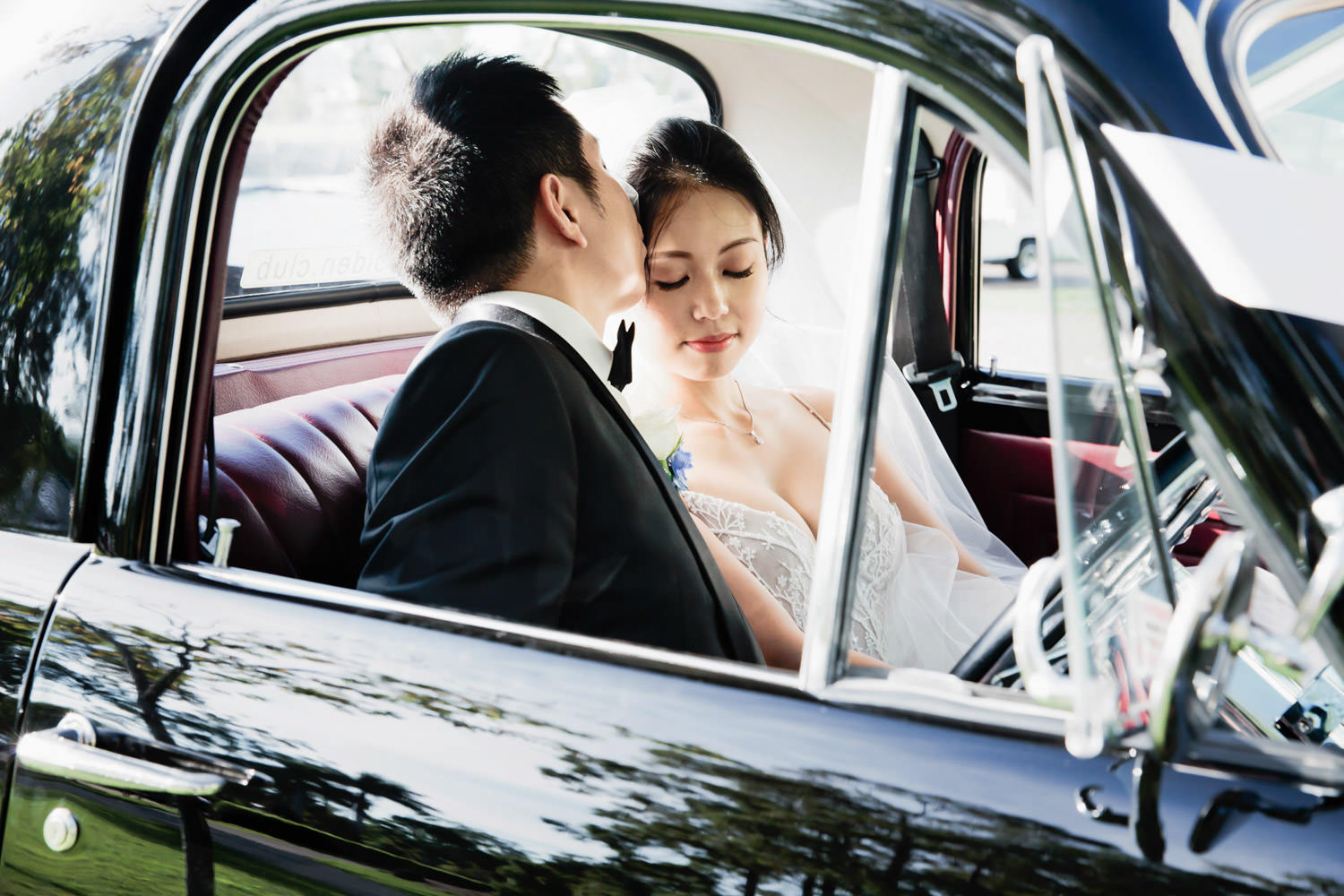 bride-and-groom-getaway-car_Sanctuary-cove-wedding-photography_quincenmulberrystudios