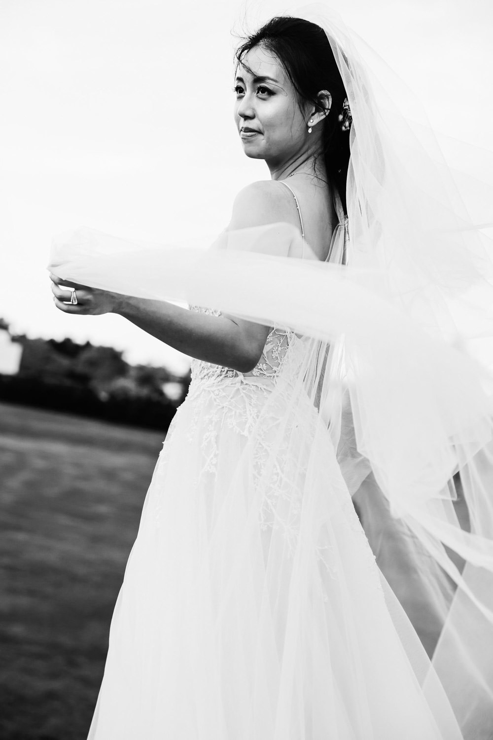 bride-with-veil_Sanctuary-cove-wedding-photography_quincenmulberrystudios